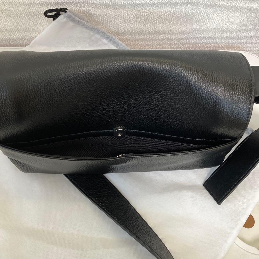 ビアズリーレザーボディバッグ