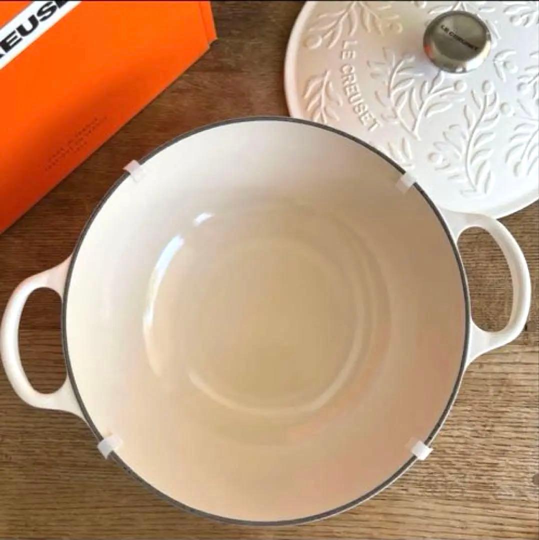 SALE❣️新品　ルクルーゼ 28cm マルミット オリーブブランチレリーフ　IH