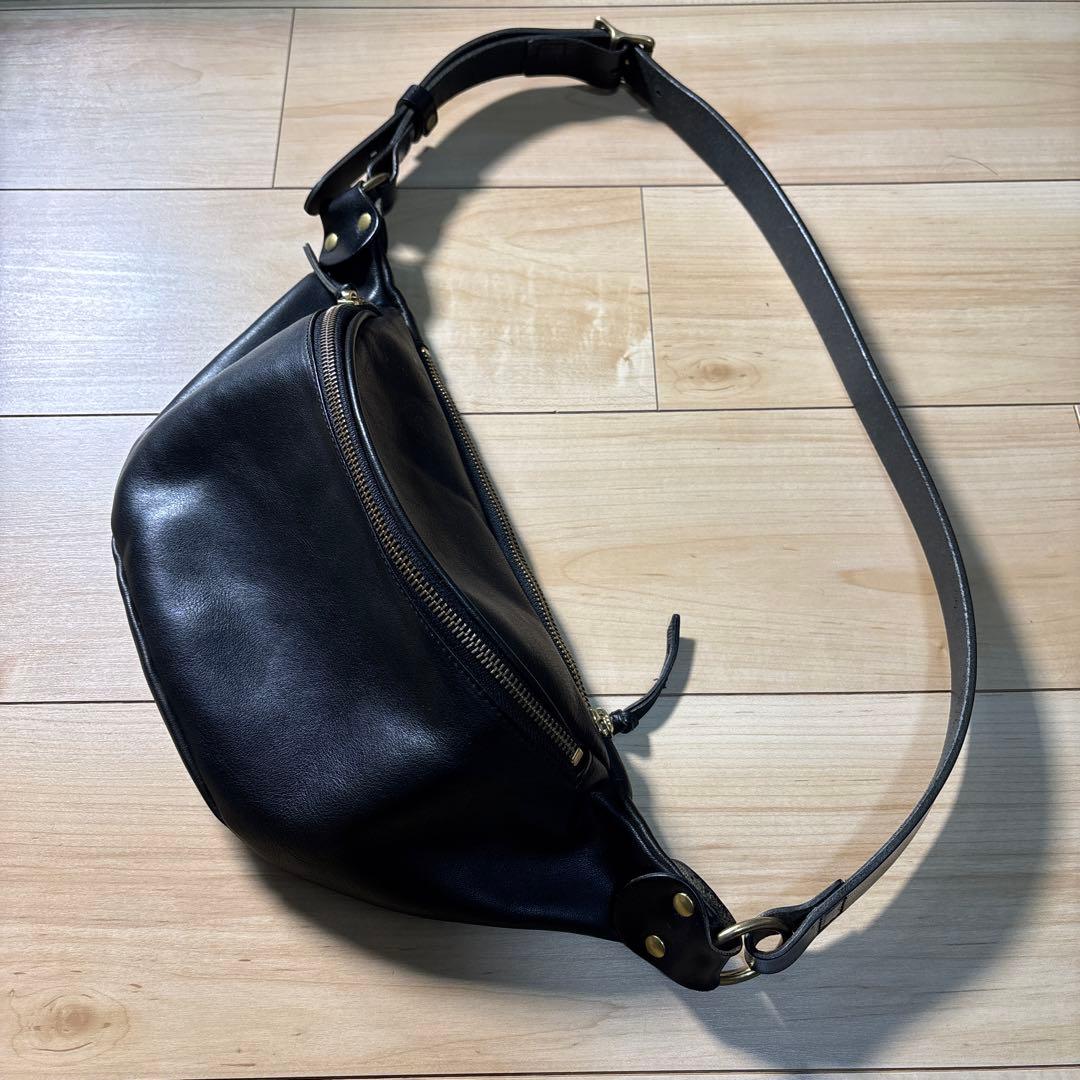 SLOW 黒レザー ボディバッグ