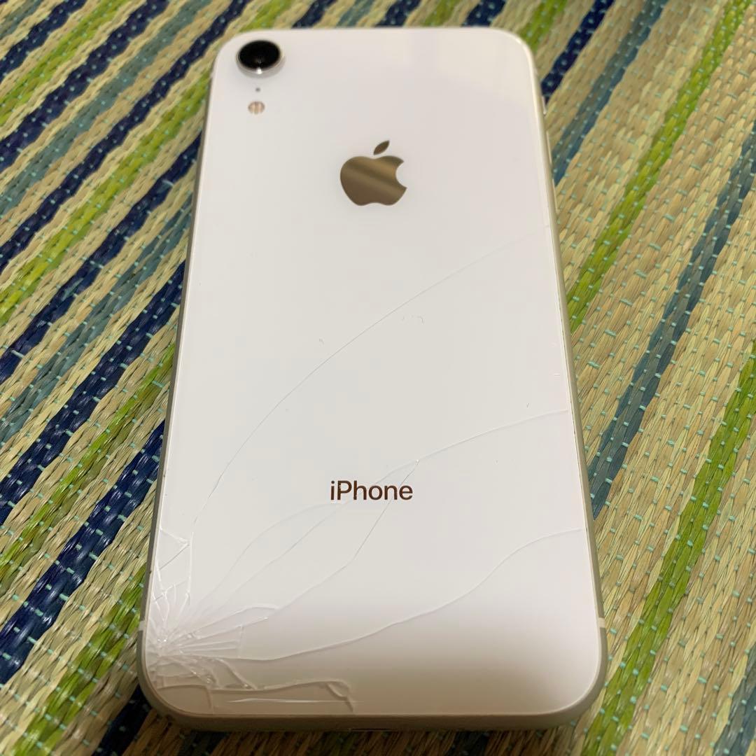 iPhone XR ホワイト　背面割れ有り　64GB お値下げ不可